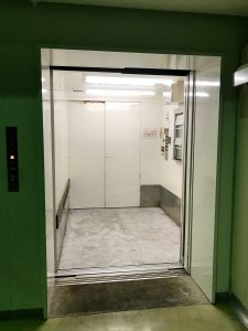 エレベーターの床板交換作業イメージ3